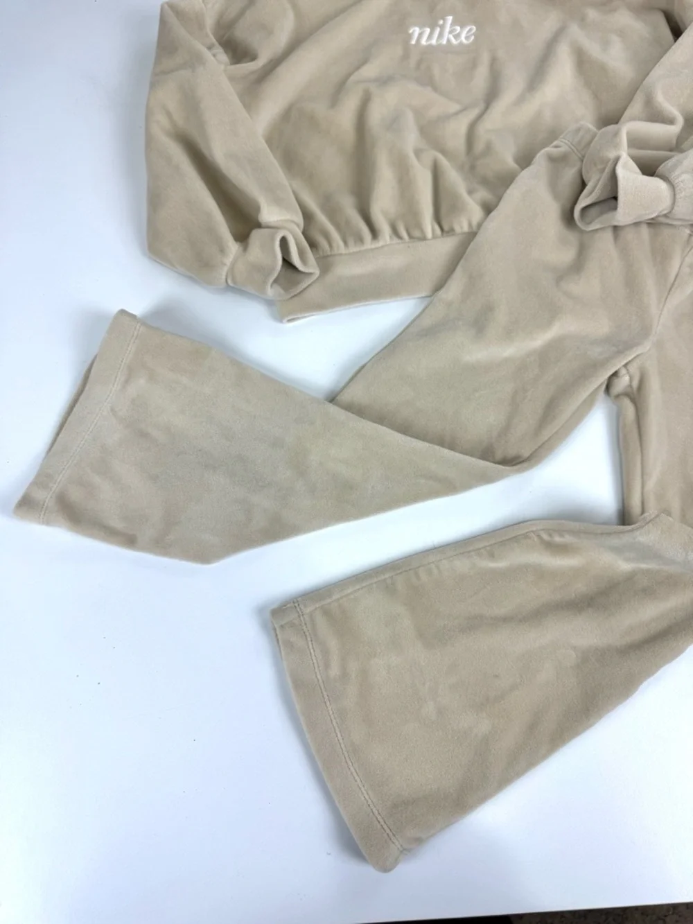 Nike Girls Youth Sz 4/5 Cozy Velour Pullover Hoodie & Flared Leggings 2pc Set - Picture 3 of 8